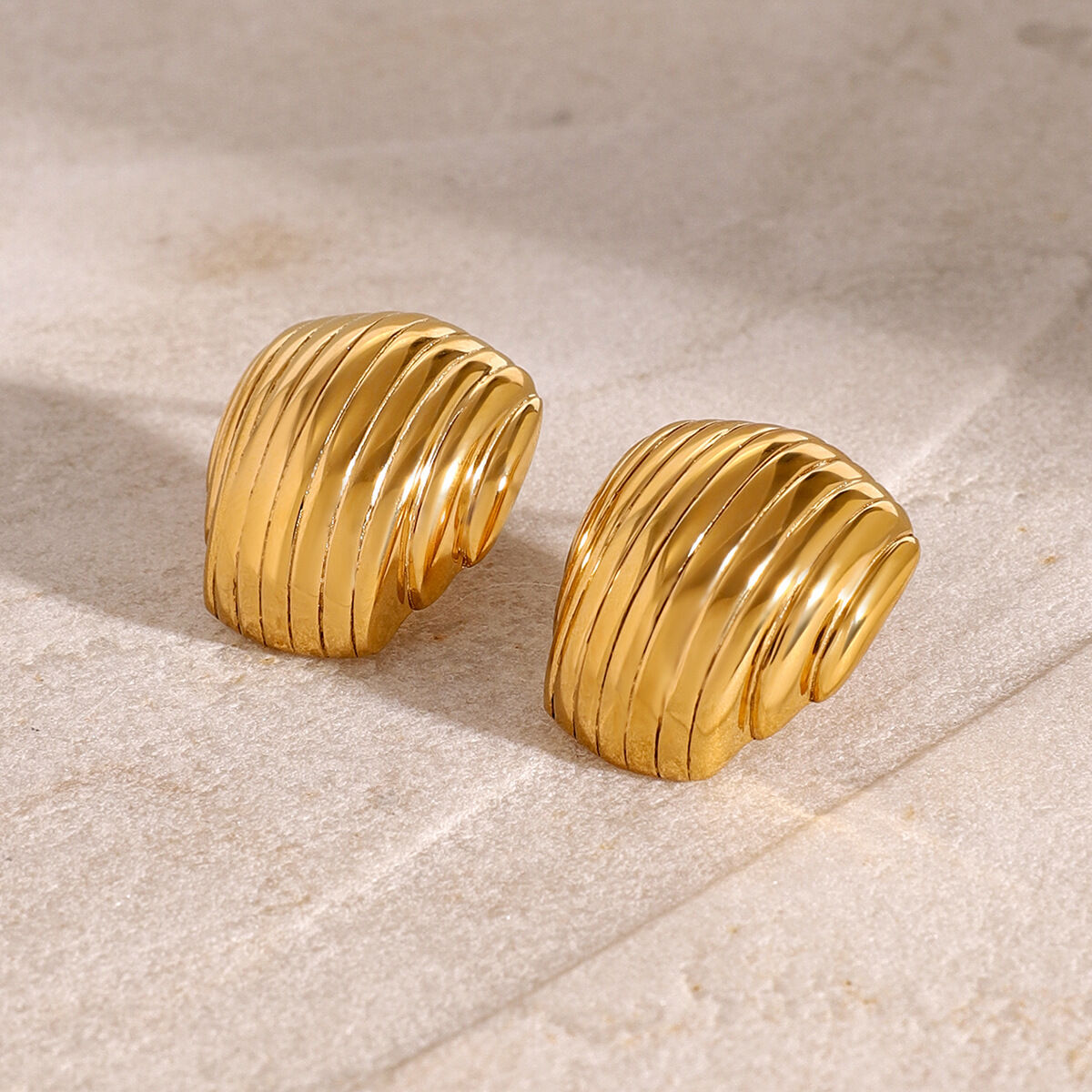1 par de aretes tipo botón de acero inoxidable chapados en oro de 18 quilates con diseño de tiras de estilo simple para mujer h5 Imagen4
