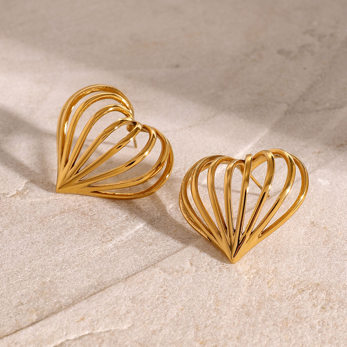 1 par de aretes tipo botón de acero inoxidable chapados en oro de 18 quilates con forma de corazón, serie simple, para mujer h5 Imagen3