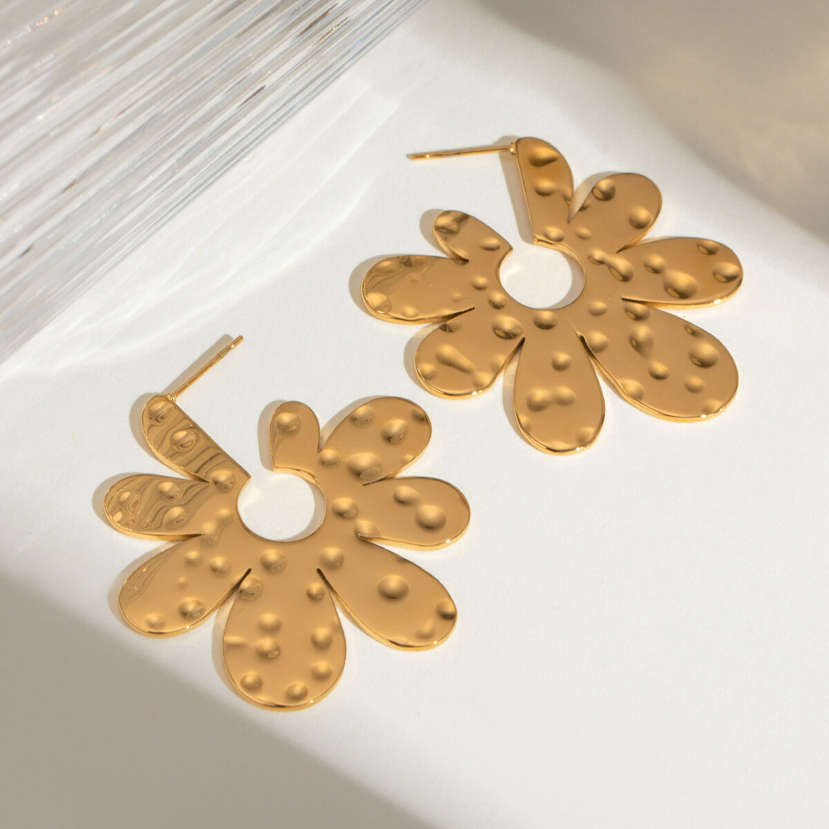 1 par de pendientes colgantes de acero inoxidable chapados en oro de 18 quilates con diseño de flores retro de la serie clásica para mujer h5 Imagen3