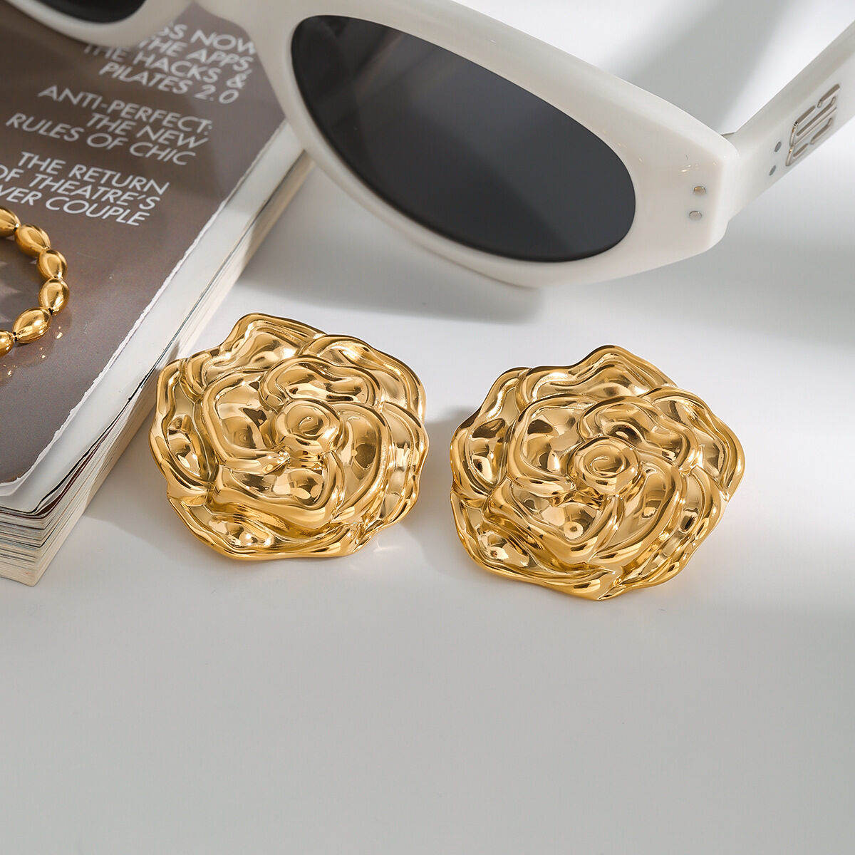 1 paio di orecchini a bottone da donna in acciaio inossidabile color oro con splendidi fiori della serie romantica Immagine6
