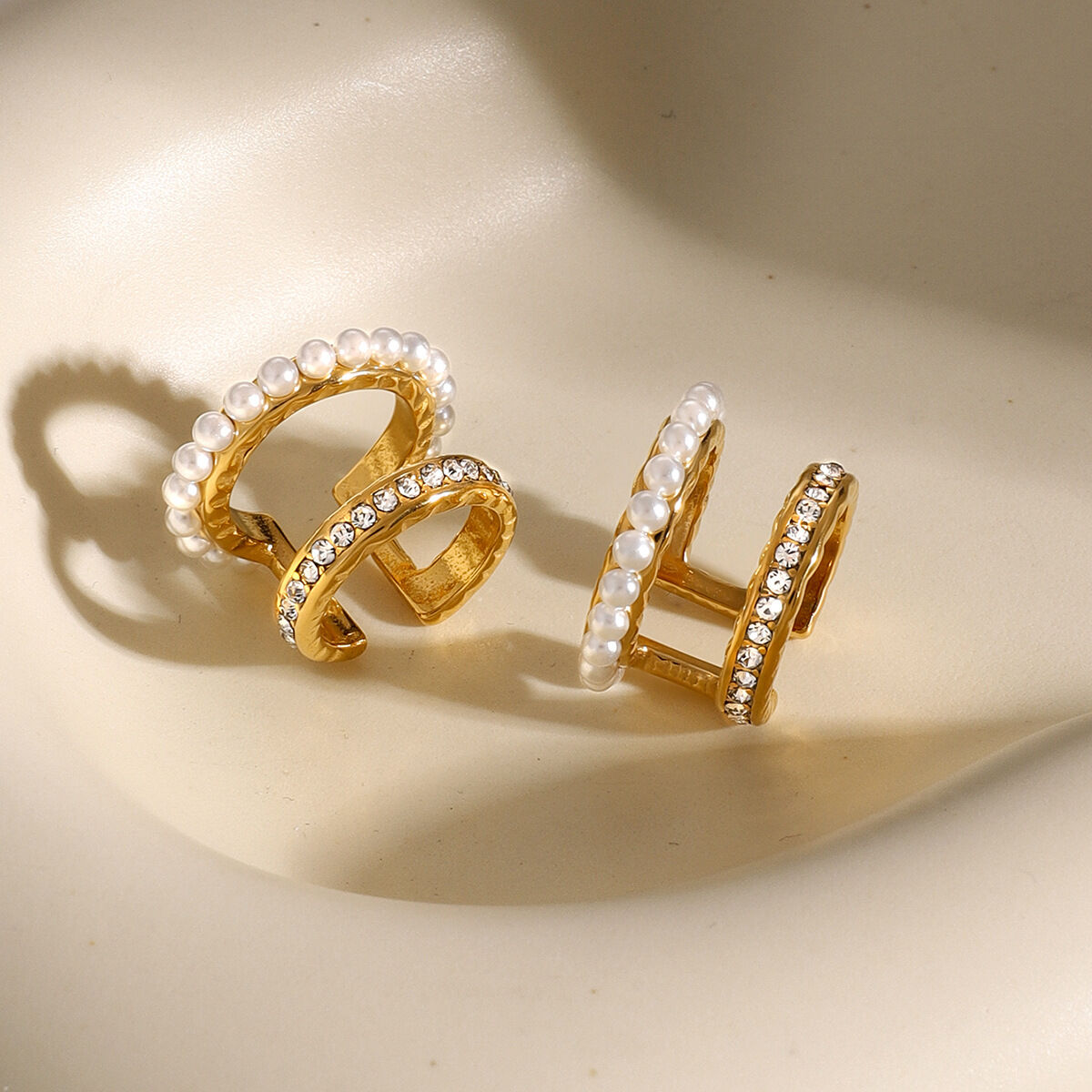 1 paio di orecchini a clip da donna con strass, classici e geometrici, in acciaio inossidabile placcato oro  Immagine3
