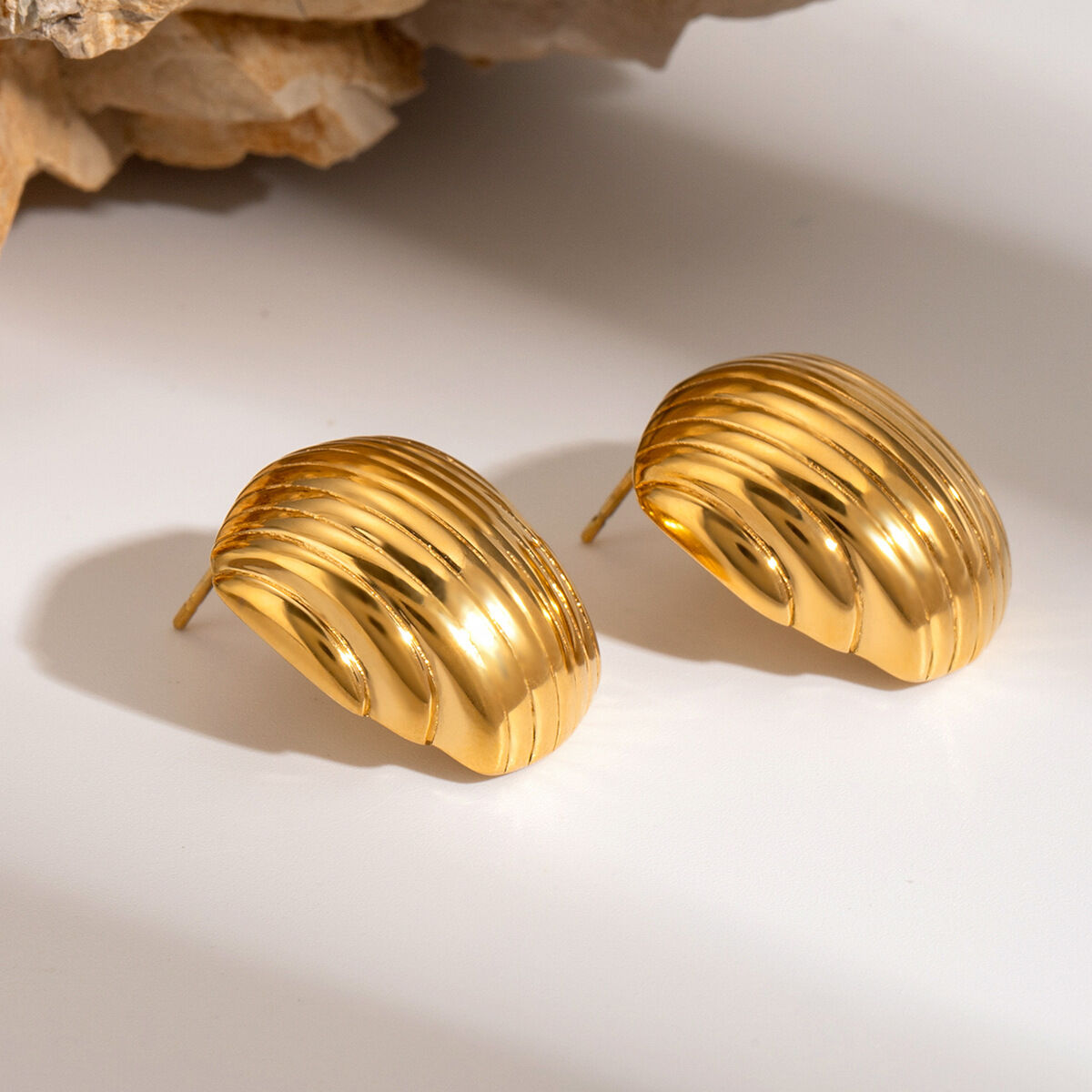 1 par de aretes tipo botón de acero inoxidable chapados en oro de 18 quilates con diseño de tiras de estilo simple para mujer h5 Imagen3