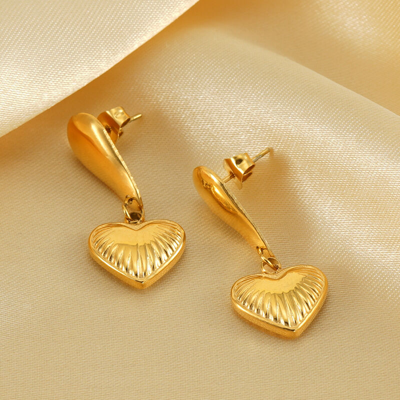 1 paar licht luxus mode alle-spiel liebe ohrringe  gold edelstahl retro herz-förmigen strukturierte ohrringe frauen anhänger ohrringe Bild5