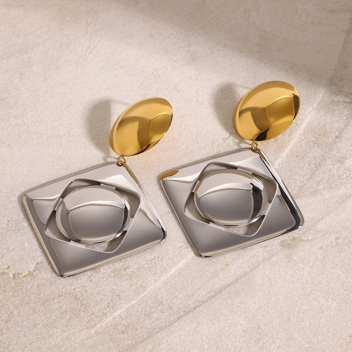 1 par de pendientes colgantes de acero inoxidable con forma cuadrada, resistentes al agua y de colores variados. 2
