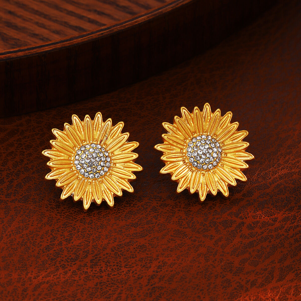 1 par de pendientes de botón con diseño de flores retro, de aleación de zinc, chapados en oro y diamantes de imitación para mujer h5 Imagen2