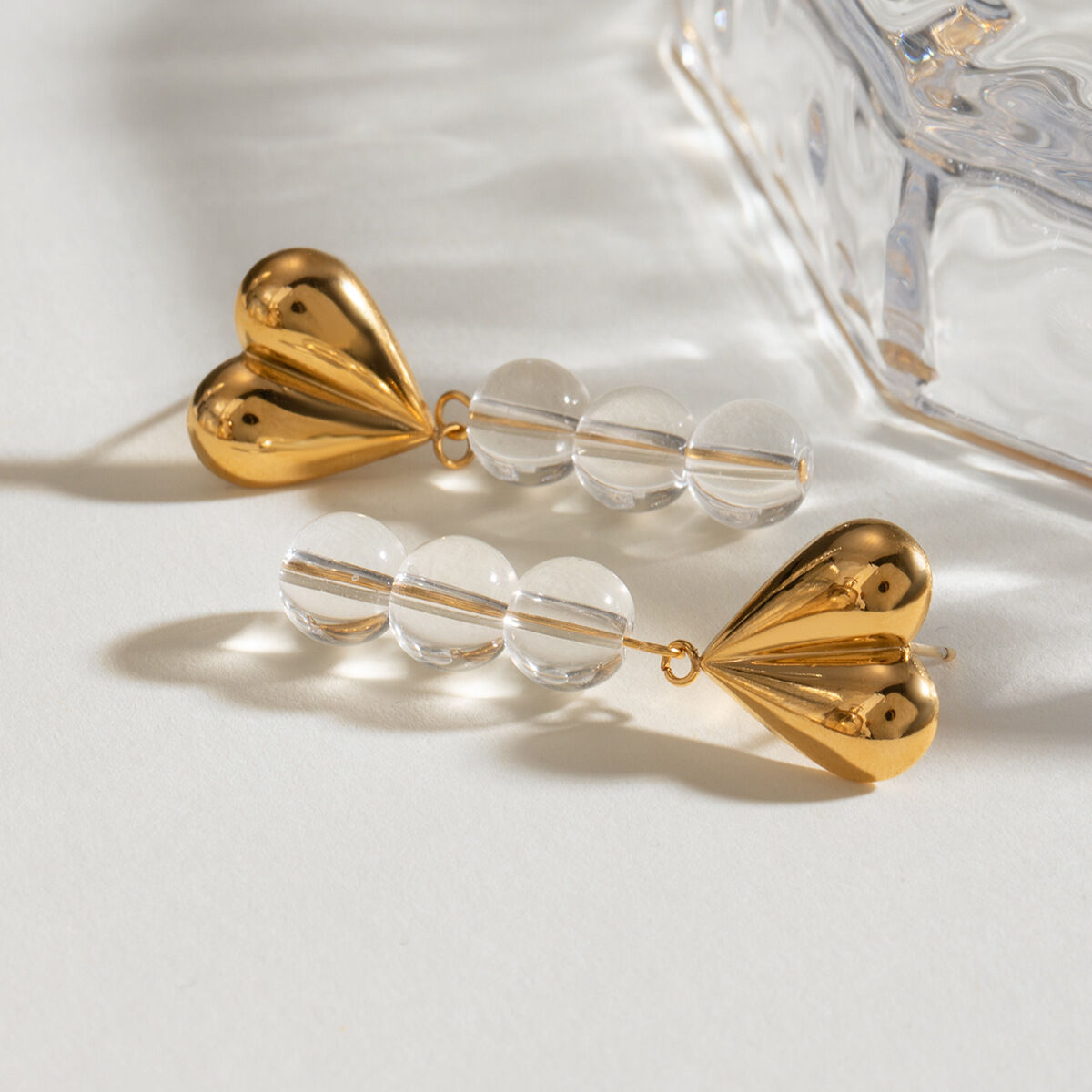 1 par de pendientes colgantes de acero inoxidable con forma de corazón y cristal chapado en oro de 18 quilates para mujer Imagen2