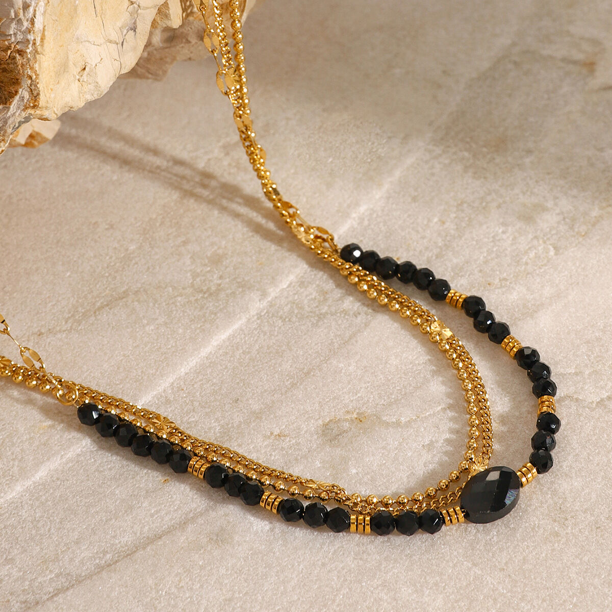 Collar en capas para mujer, serie simple, elegante, de acero inoxidable, chapado en oro de 18 quilates, con piedras naturales Imagen3