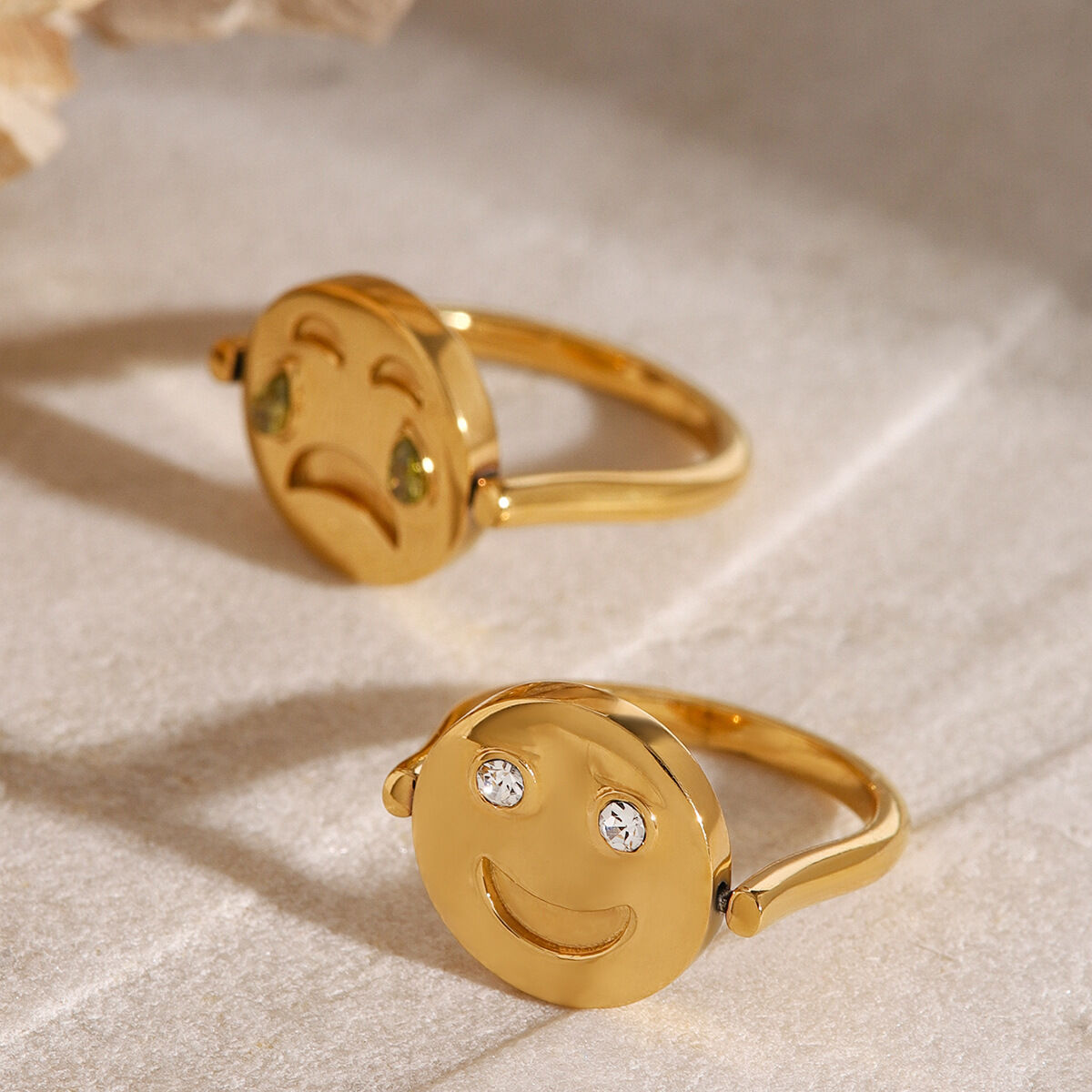 Anillo individual de acero inoxidable chapado en oro de 18 quilates con diamantes de imitación para mujer, serie simple y linda caricatura. h5 Imagen3