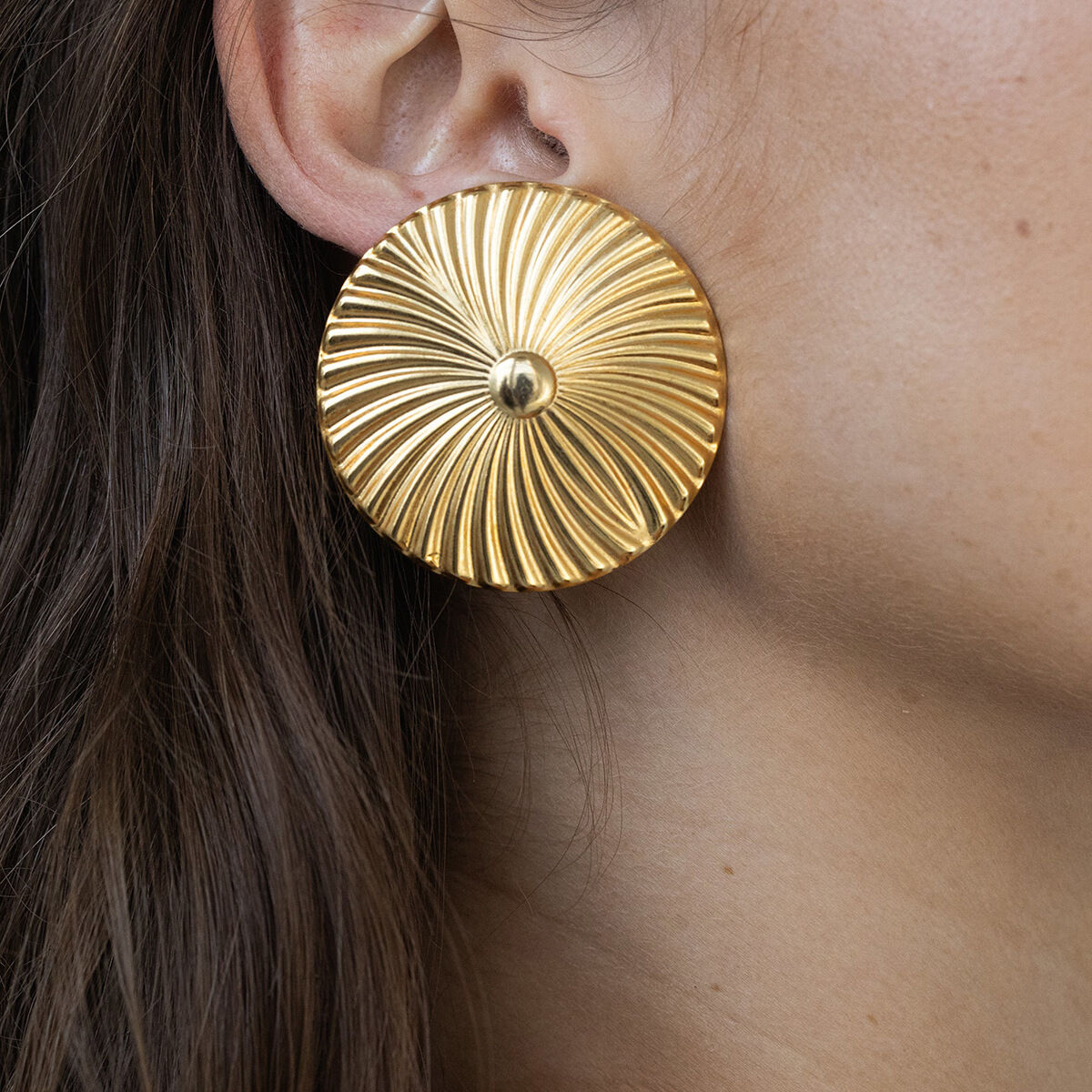 1 par de pendientes de botón de acero inoxidable chapados en oro de 18 quilates con diseño de flores retro de serie simple para mujer h5 Imagen2