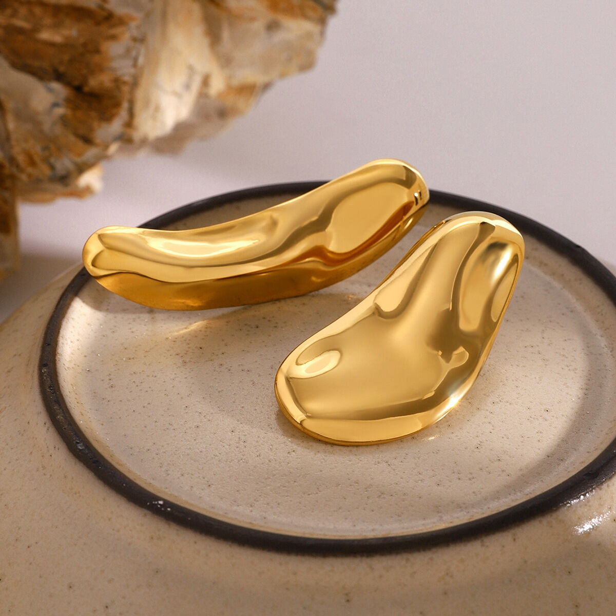 1 par de aretes tipo botón de acero inoxidable chapados en oro de 18 quilates para mujer, de color sólido y serie simple. 2