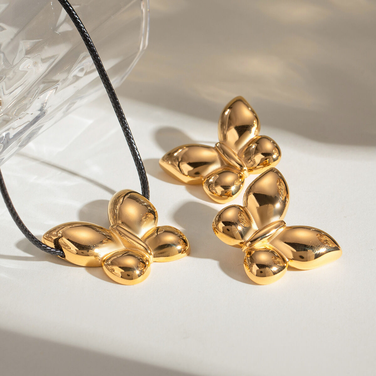 Juego de 1 par de pendientes de mariposa de acero inoxidable chapados en oro de 18 quilates para mujer 2