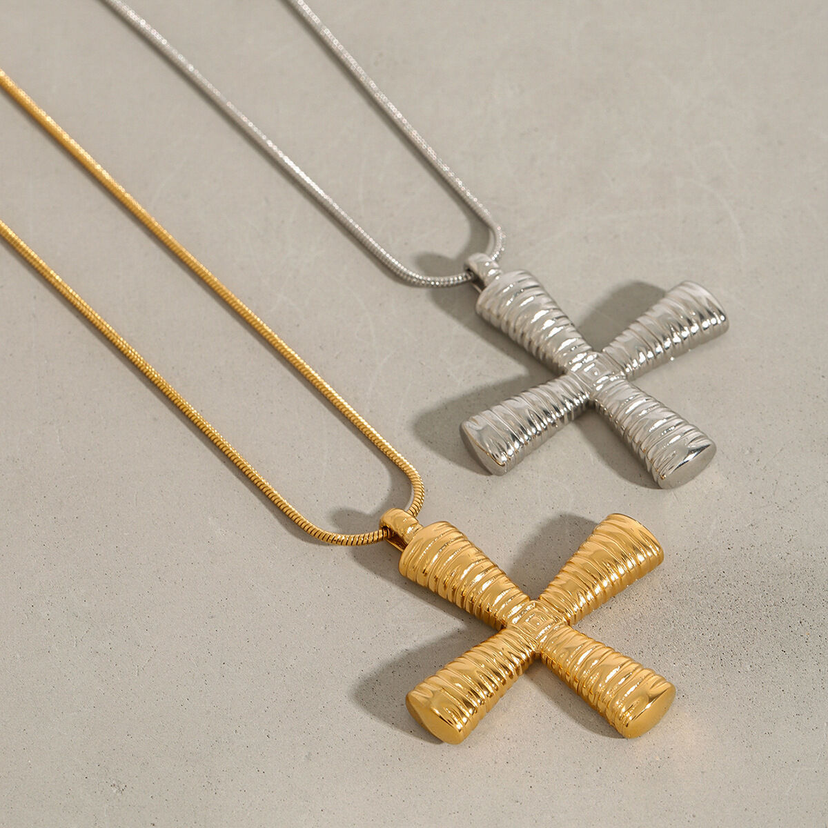 Collana con ciondolo da donna color oro impermeabile in acciaio inossidabile con croce streamline quotidiana, 1 pezzo, serie moderna Immagine3