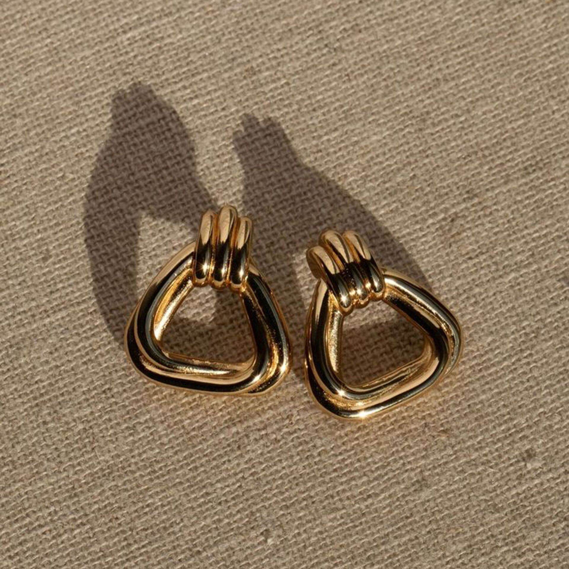 1 Paar minimalistische, dreieckige Damen-Ohrstecker aus Edelstahl der Modern Series, wasserfest, goldfarben Bild4