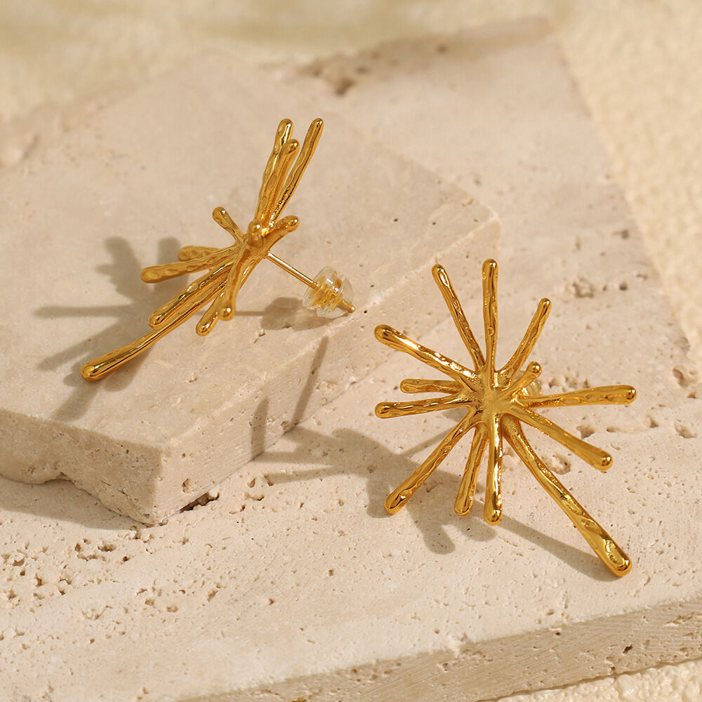 1 par de elegantes aretes geométricos de titanio y acero chapados en oro de 18 quilates para mujer.