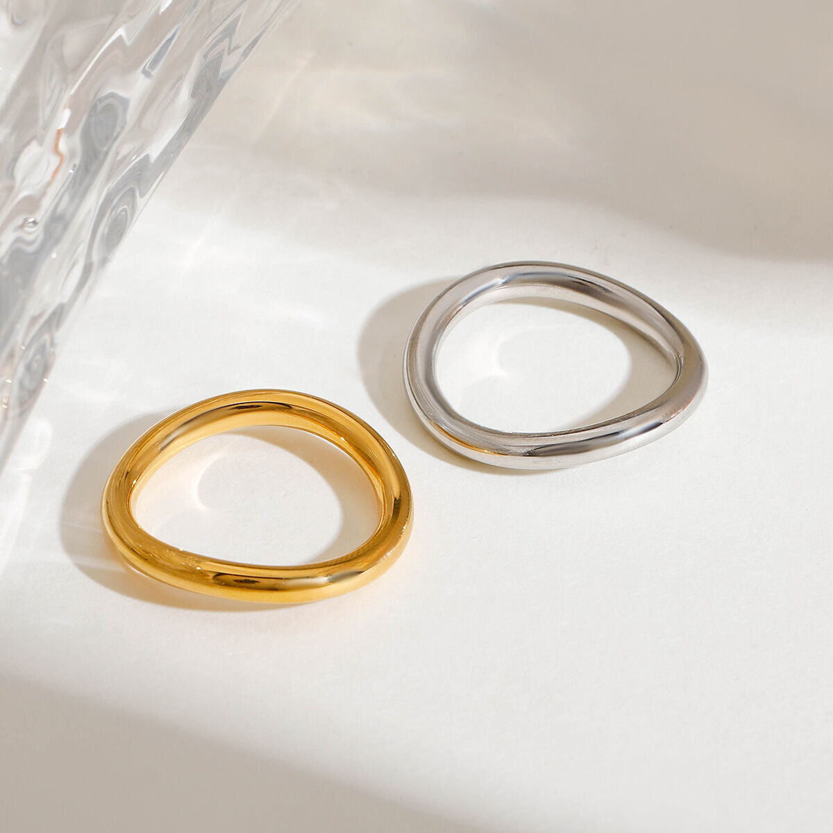 1 stuk eenvoudige serie  style line roestvrij staal goudkleurige dames enkele ringen Afbeelding6