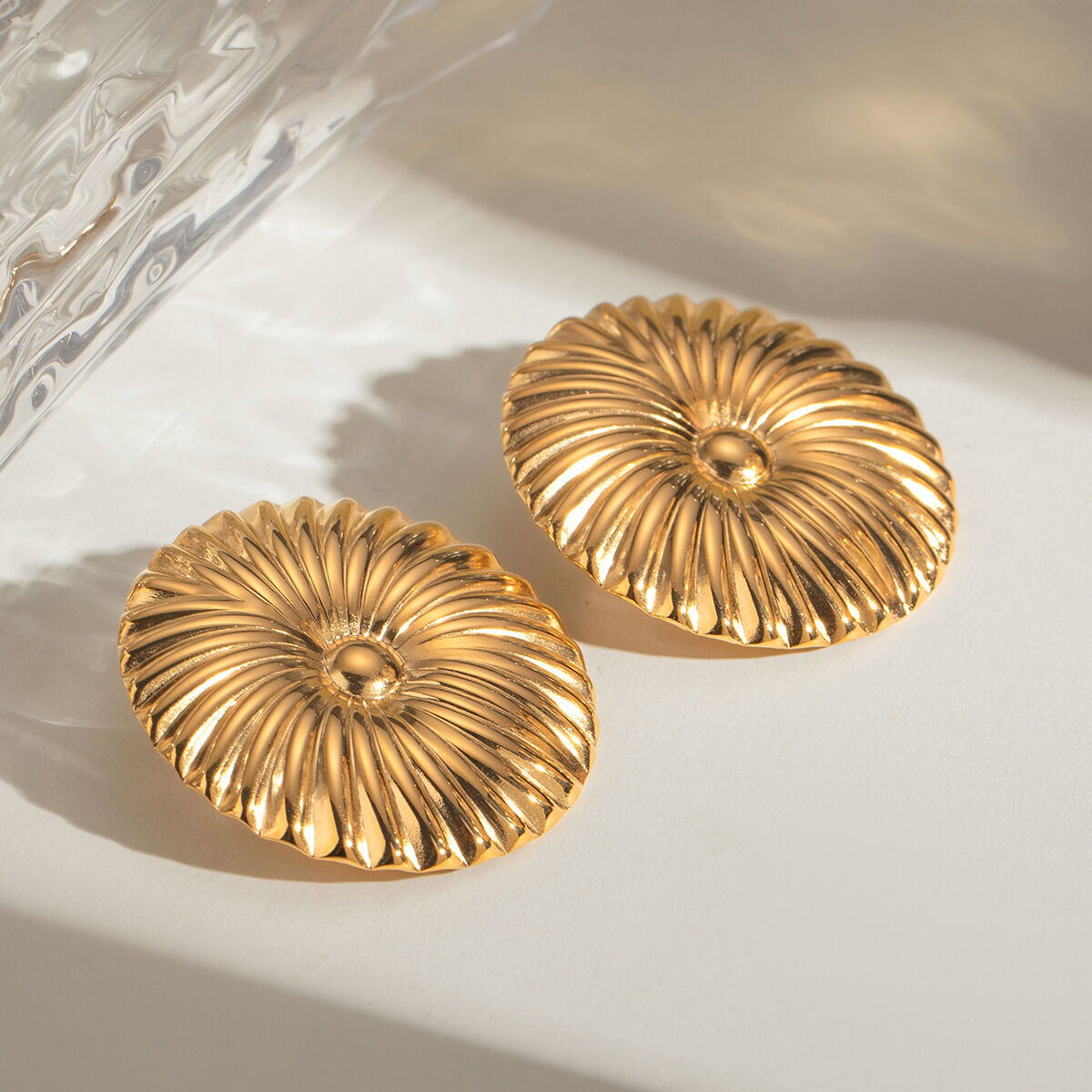 1 par de pendientes de botón de acero inoxidable chapados en oro de 18 quilates con diseño de flores retro de serie simple para mujer h5 Imagen4
