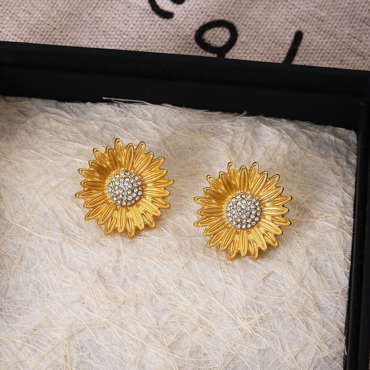 1 par de pendientes de botón con diseño de flores retro, de aleación de zinc, chapados en oro y diamantes de imitación para mujer Imagen4