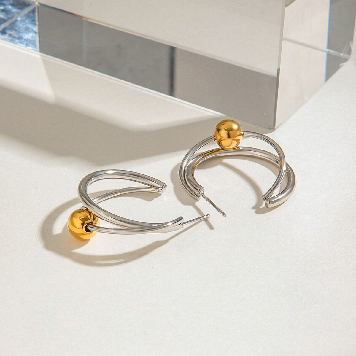 1 paio di orecchini a bottone da donna in acciaio inossidabile anulare, impermeabili, color oro e argento, squisiti e di design. h5 Immagine7