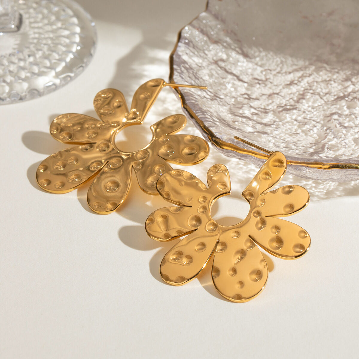 1 par de pendientes colgantes de acero inoxidable chapados en oro de 18 quilates con diseño de flores retro de la serie clásica para mujer h5 Imagen2
