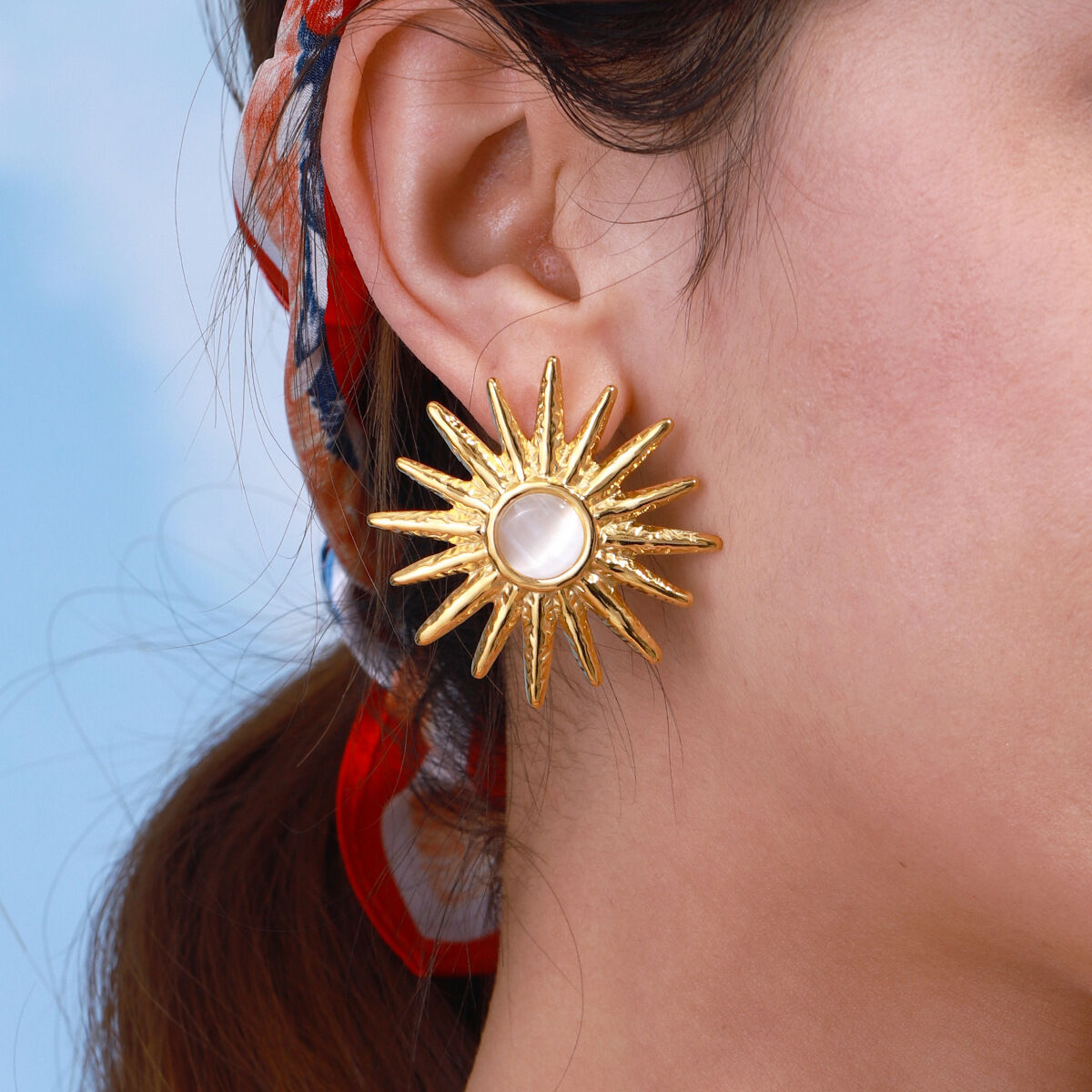 1 par de elegantes pendientes de acero inoxidable con forma de sol, resistentes al agua, color dorado y piedra natural para mujer. h5Imagen5