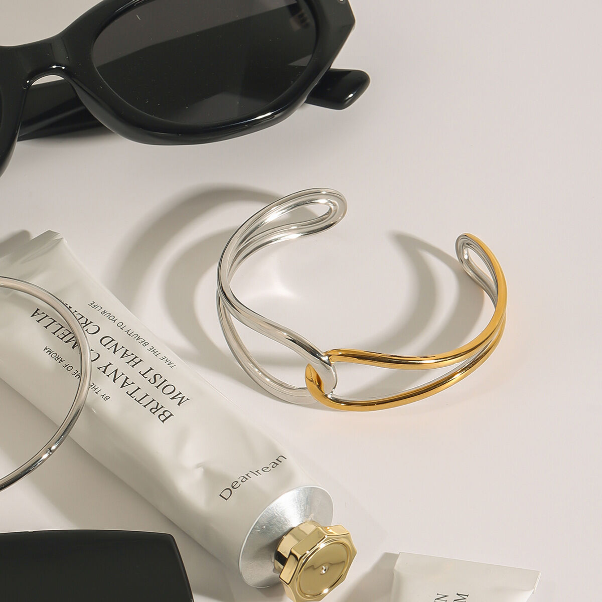 1 stuk minimalistische serie design armbanden met overlappende lijnen, gemaakt van roestvrij staal, waterdicht en goudkleurig. h5 Afbeelding3