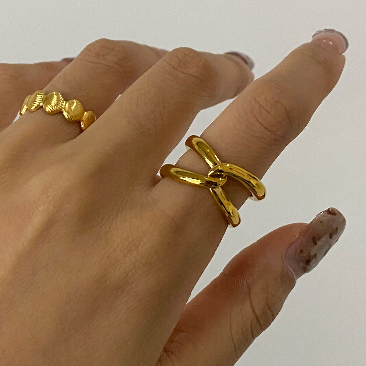 Bague simple pour femme, collection Daily Twist, en acier inoxydable, couleur or, étanche (1 pièce). h5 Image3