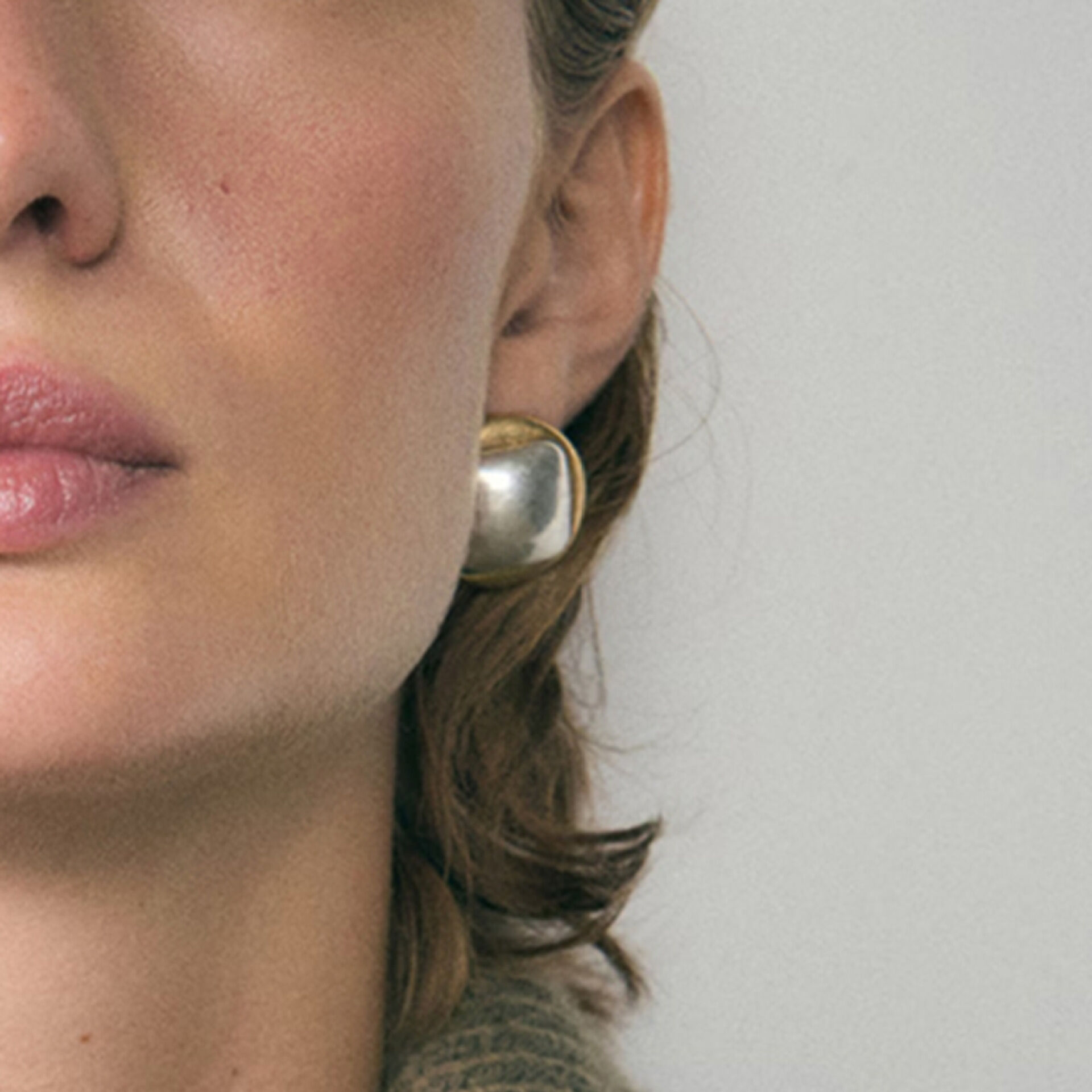 1 paar eenvoudige, moderne, vierkante en ringvormige, waterdichte, goudkleurige oorbellen voor dames, gemaakt van roestvrij staal. Afbeelding3