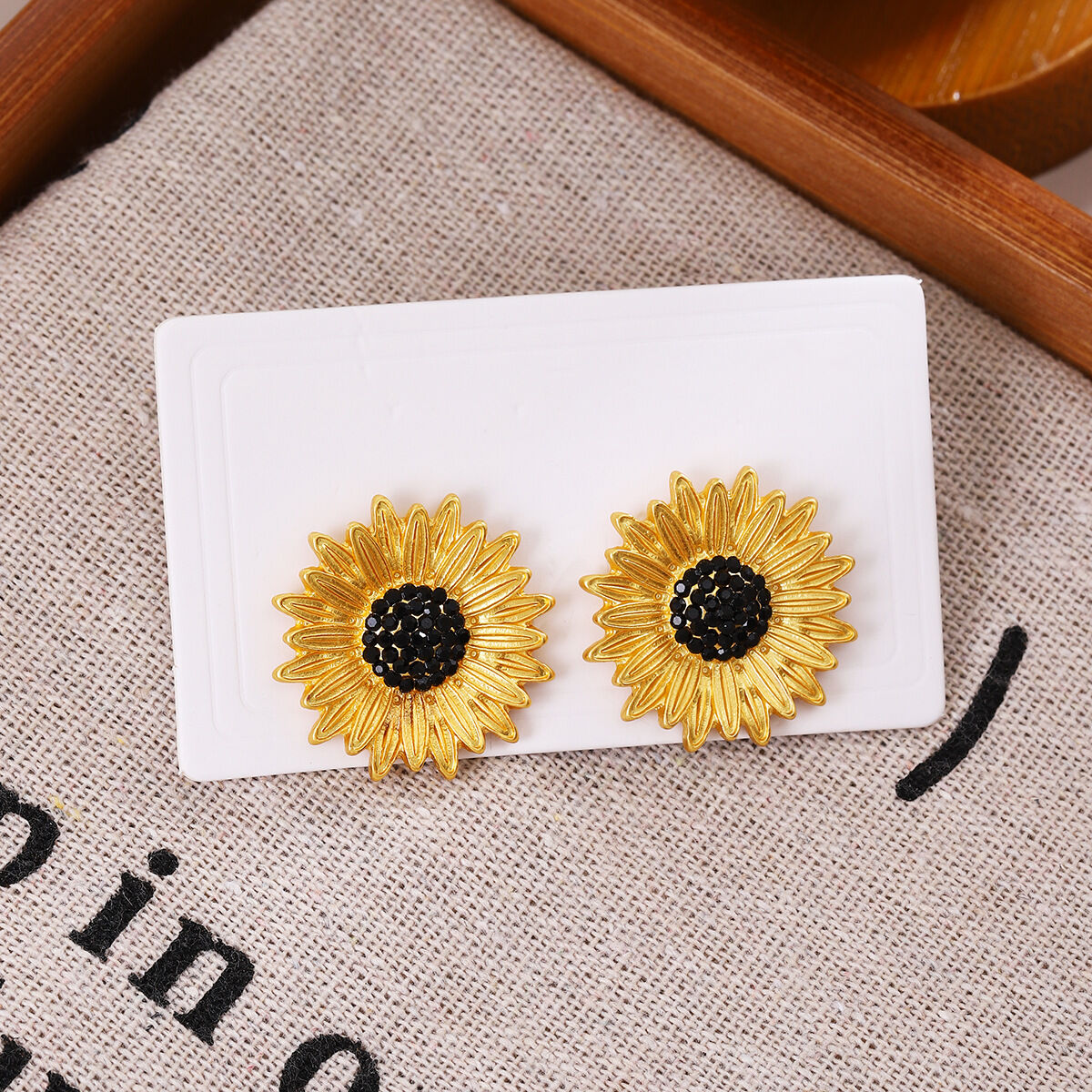 1 par de pendientes de botón con diseño de flores retro, de aleación de zinc, chapados en oro y diamantes de imitación para mujer Imagen3