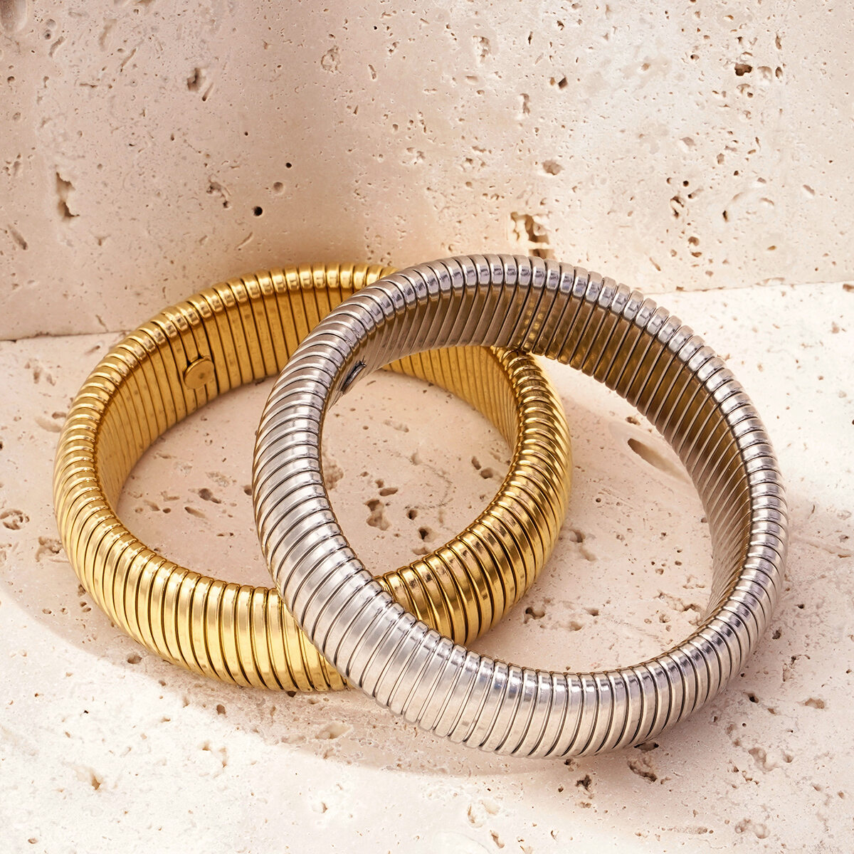 Bracelet minimaliste pour femme, en acier inoxydable, couleur or, à porter au quotidien (1 pièce) Image3