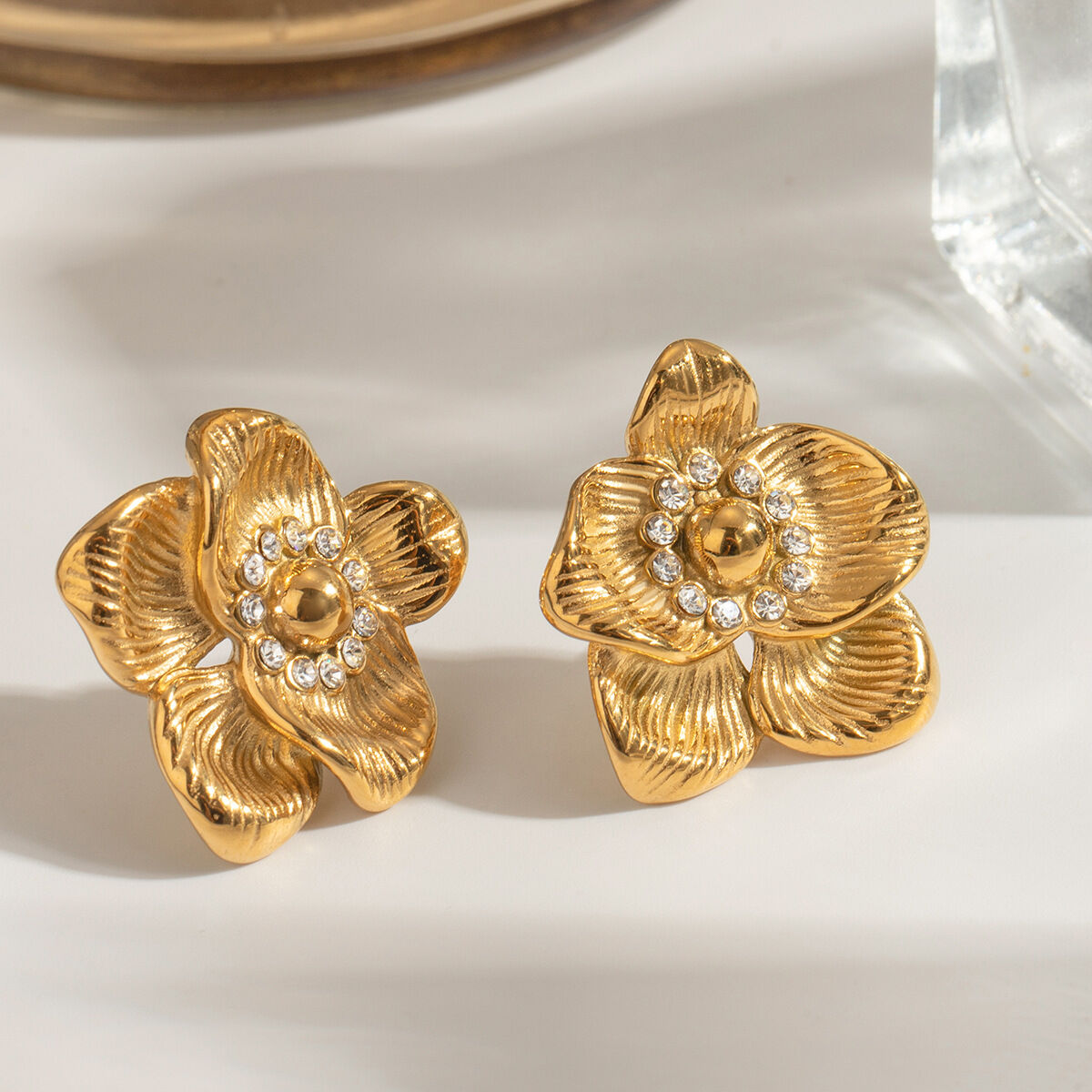 1 par de pendientes de botón de acero inoxidable chapados en oro de 18 quilates con diseño de flores retro de serie clásica para mujer h5 Imagen2