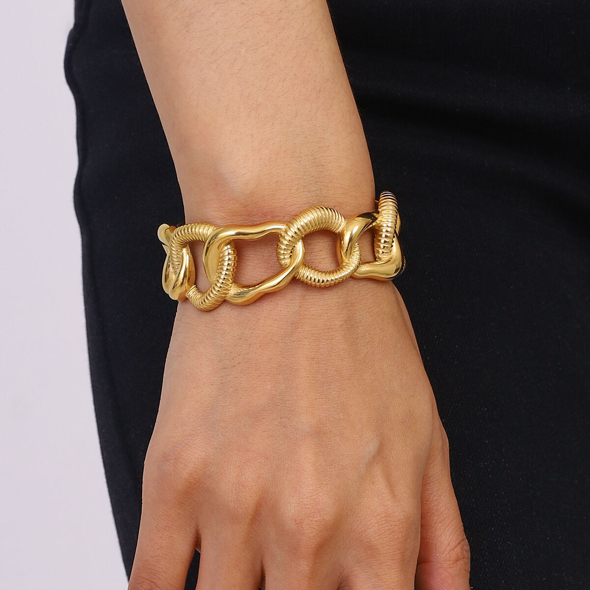1 Stück Stilvolle Serie Moderner Alltags-Armreif aus massivem Edelstahl mit Knoten, wasserdicht, goldfarben, für Damen