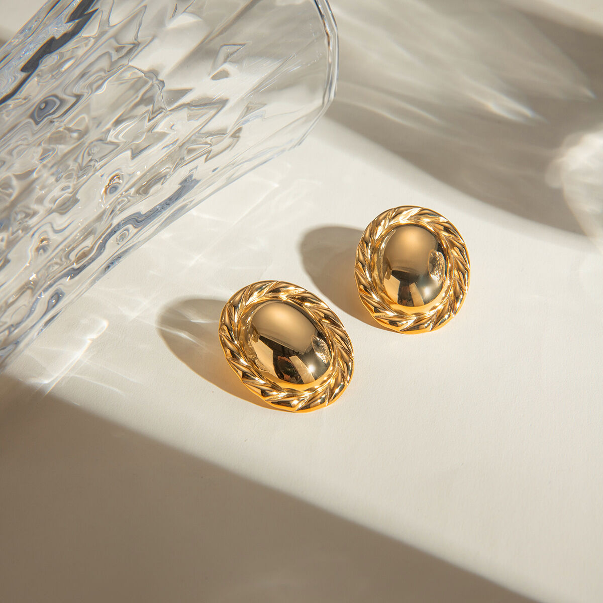 boucles d'oreilles rondes en acier inoxydable or  avec bord en corde de chanvre lisse au milieu, bijoux antiallergiques  Image4