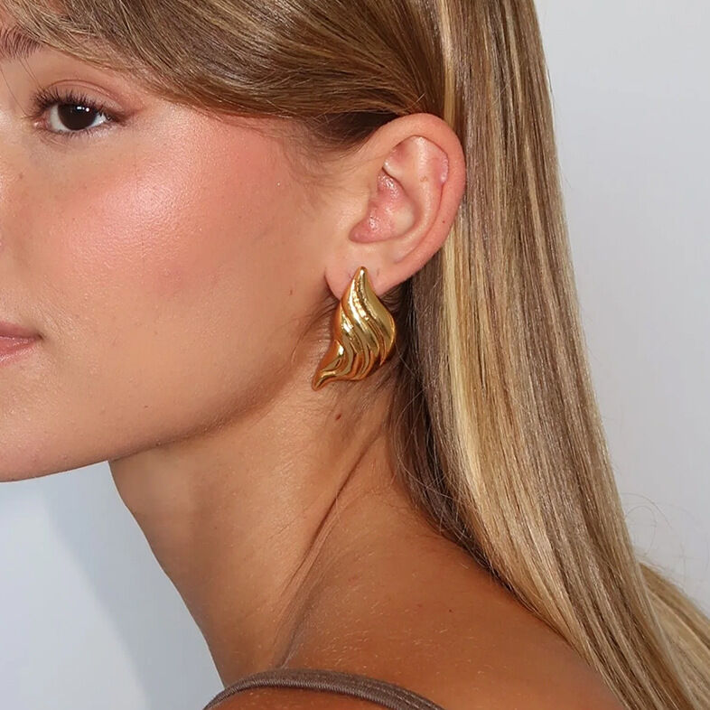 1 par de aretes tipo botón de acero inoxidable chapados en oro de 18 quilates con diseño de tiras de estilo simple para mujer Imagen2