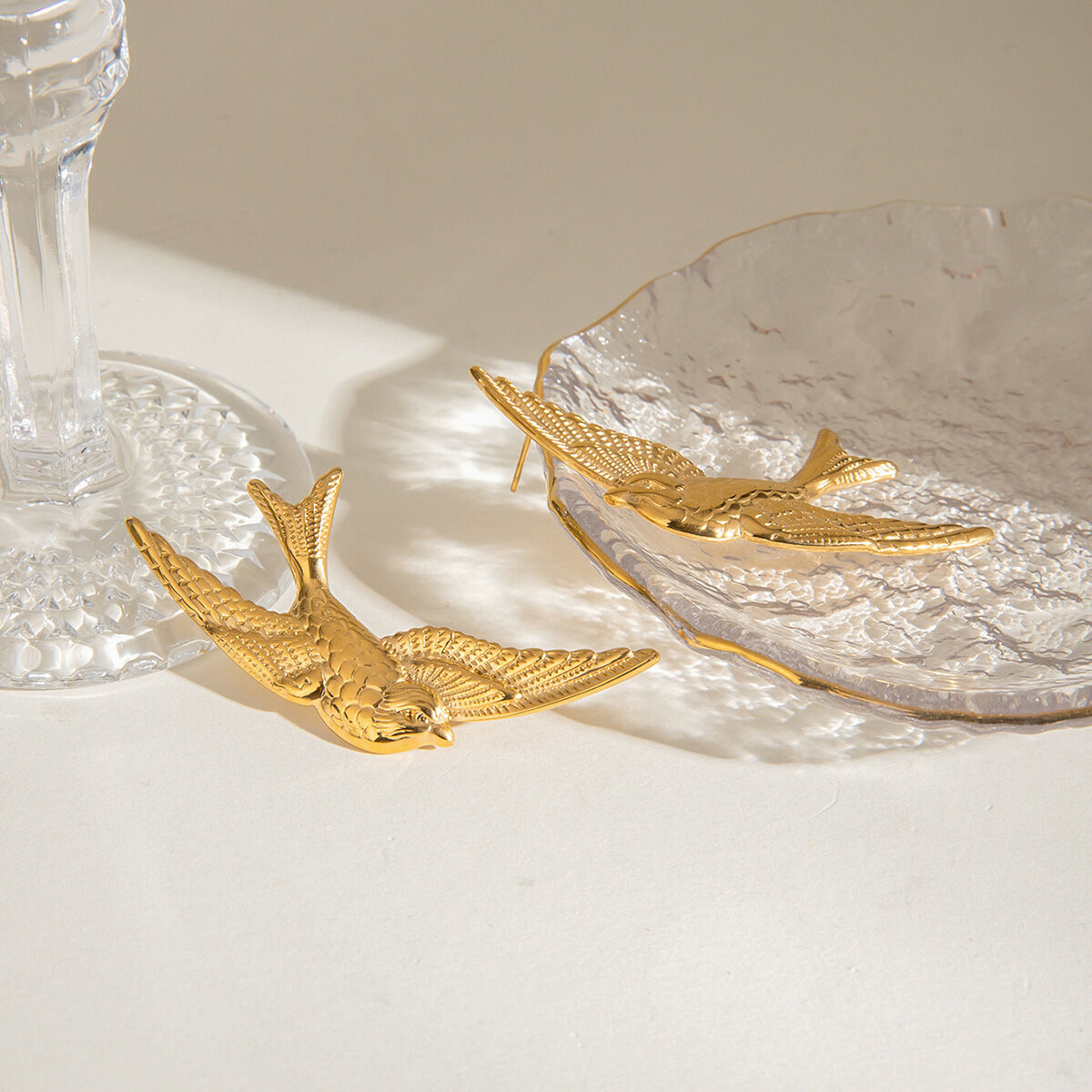1 Paar elegante, luxuriöse Ohrstecker aus Edelstahl in Goldfarbe mit Vogelmotiv, wasserfest. h5 Bild4