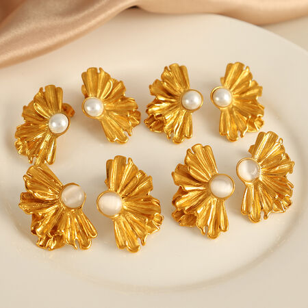 1 par de elegantes pendientes de botón de acero de titanio con flores de lujo y perla artificial chapada en oro de 18 quilates para mujer