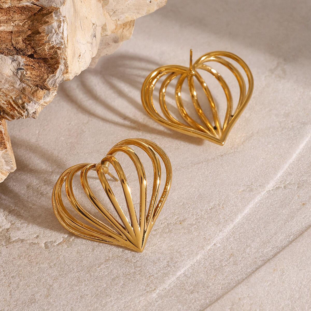1 par de aretes tipo botón de acero inoxidable chapados en oro de 18 quilates con forma de corazón, serie simple, para mujer h5 Imagen4