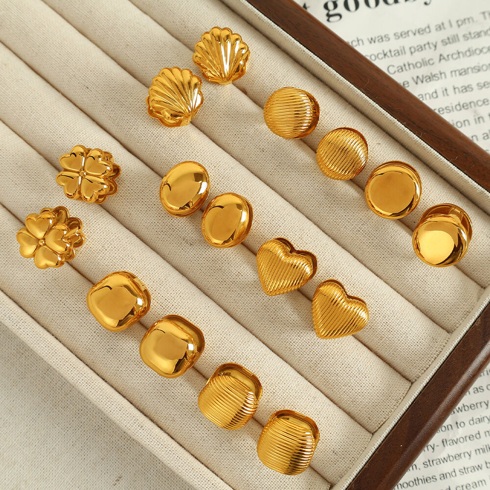 1 par de pendientes de botón de acero inoxidable chapados en oro con forma de corazón para mujer