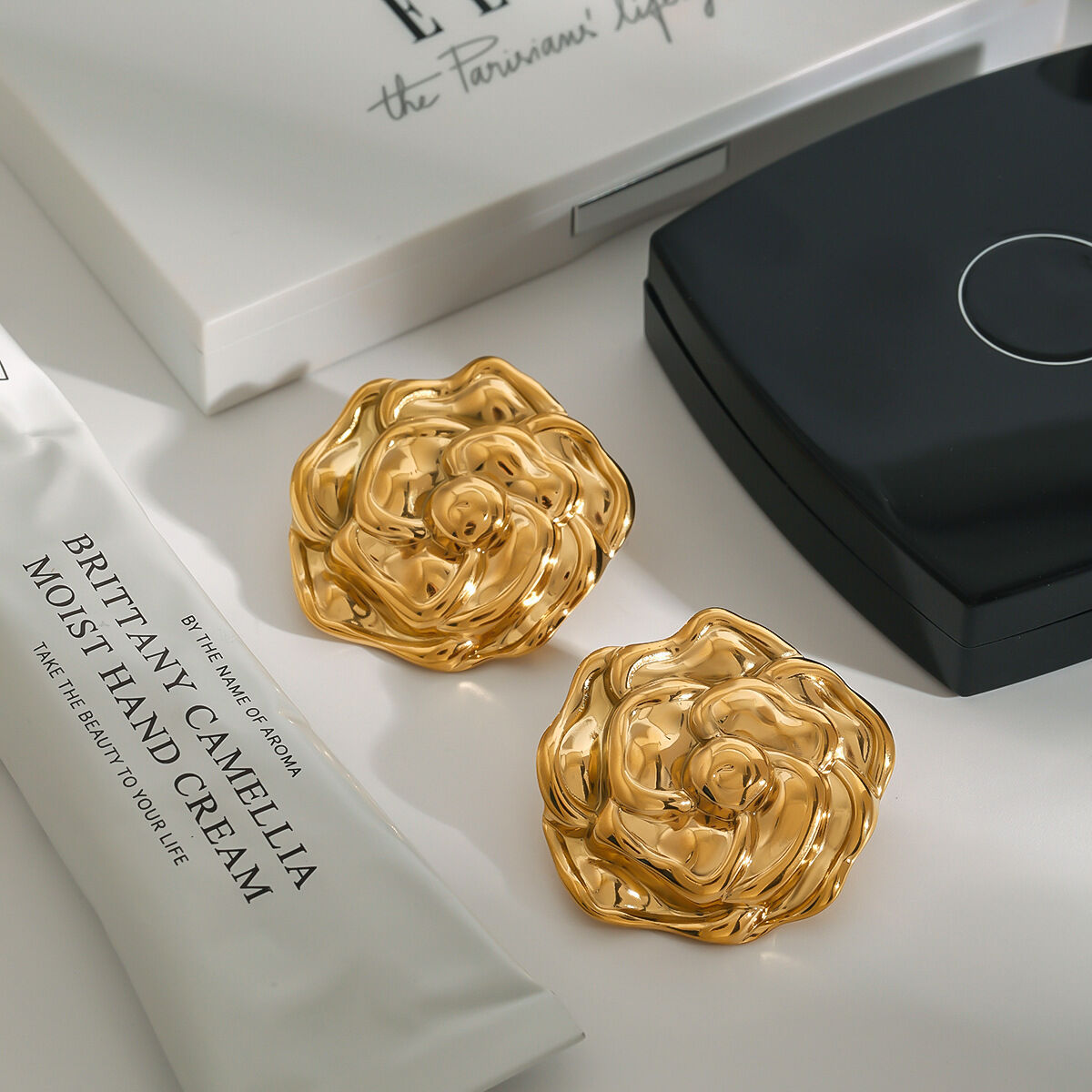 1 paio di orecchini a bottone da donna in acciaio inossidabile color oro con splendidi fiori della serie romantica h5 Immagine4