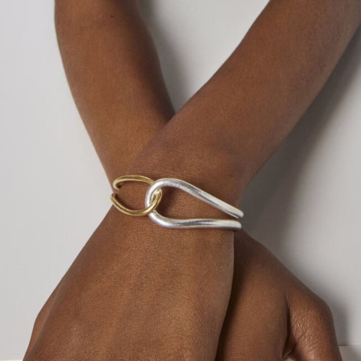 1 stuk minimalistische serie design armbanden met overlappende lijnen, gemaakt van roestvrij staal, waterdicht en goudkleurig. h5 Afbeelding9