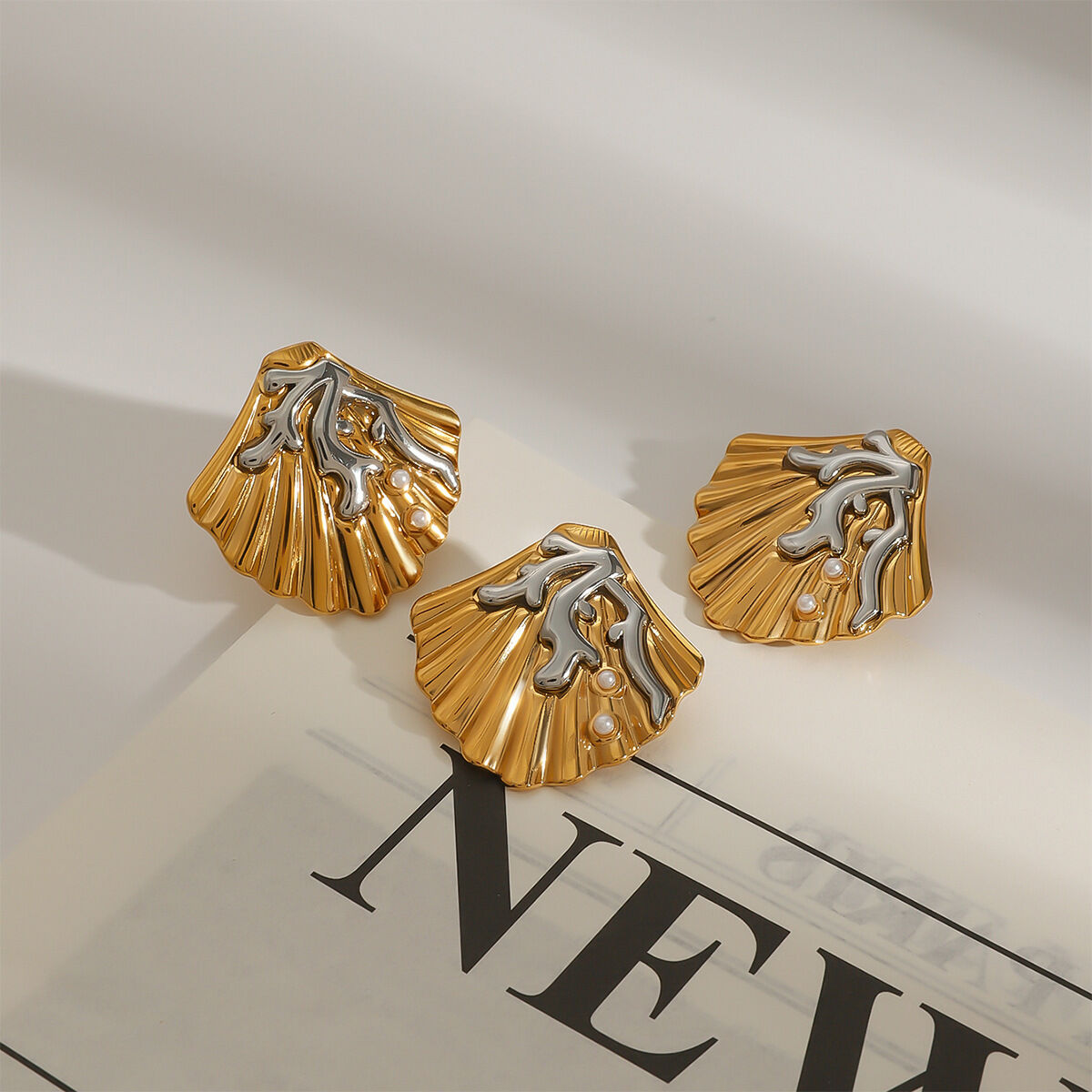 1 par de pendientes de botón de acero inoxidable con diseño de concha de mar, resistentes al agua y color dorado, para mujer, de la serie romántica Vacation h5 Imagen4