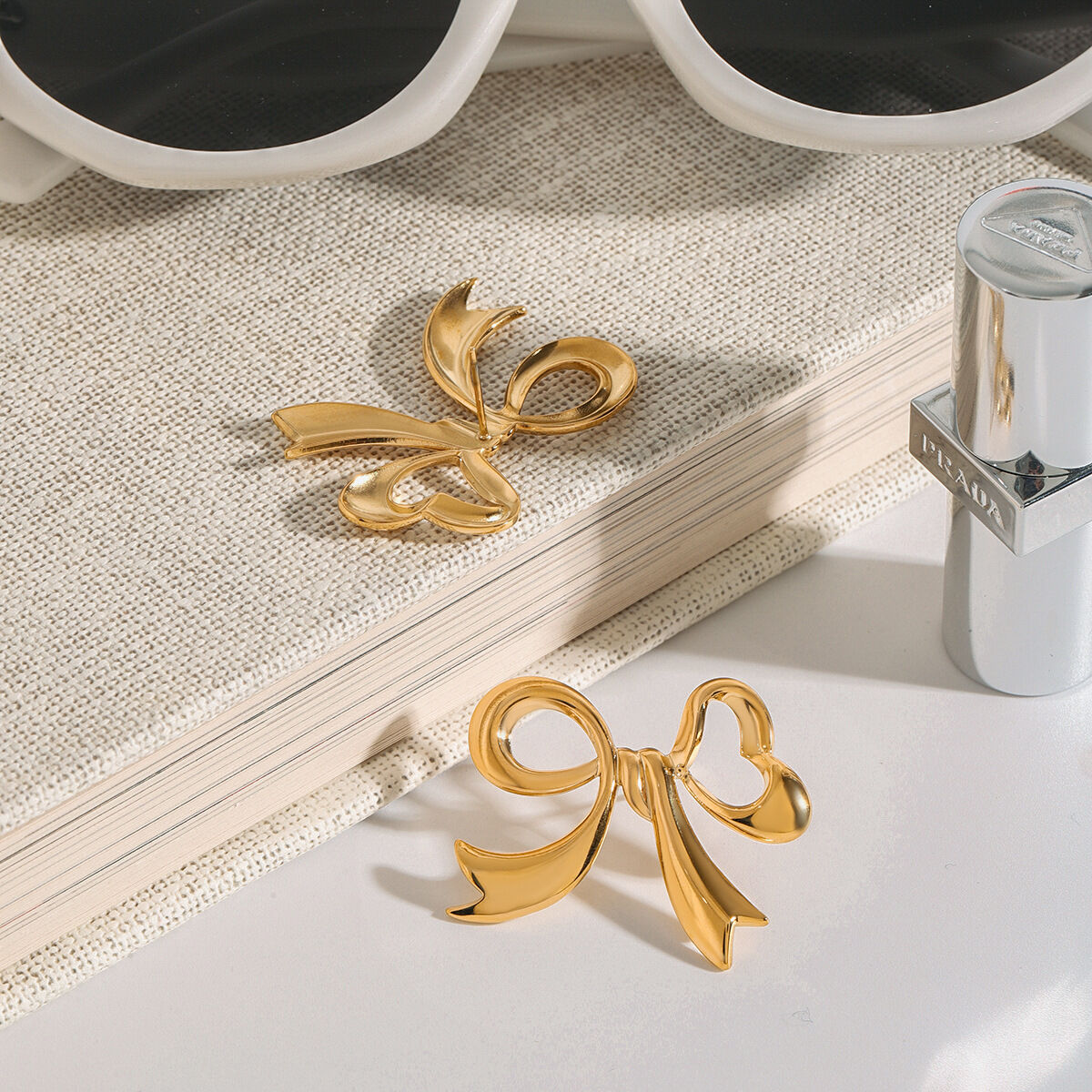 1 paio di orecchini a bottone da donna in acciaio inossidabile color oro, a forma di fiocco, modello Romantic Series, eleganti e impermeabili h5 Immagine5