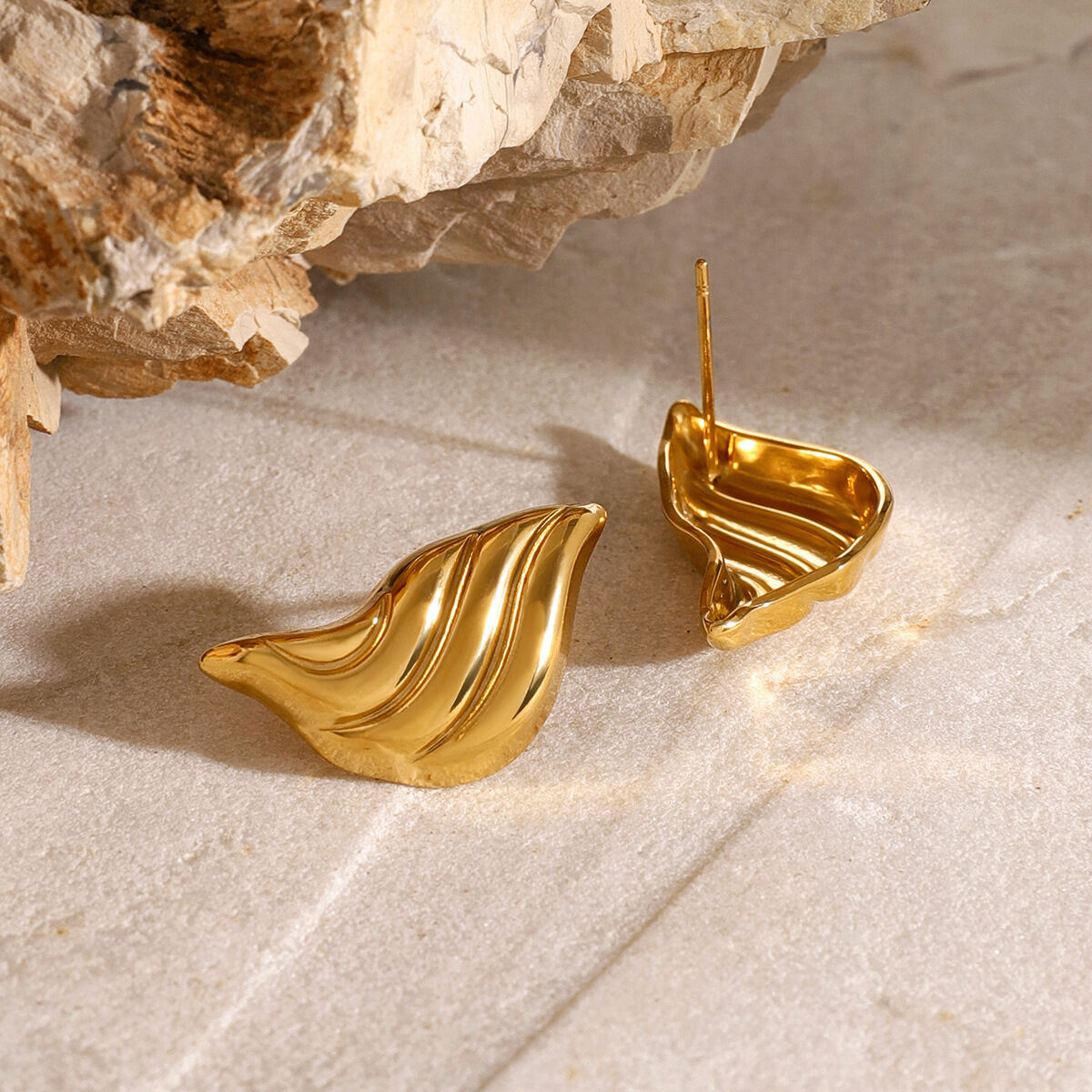 1 par de aretes tipo botón de acero inoxidable chapados en oro de 18 quilates con diseño de tiras de estilo simple para mujer Imagen3