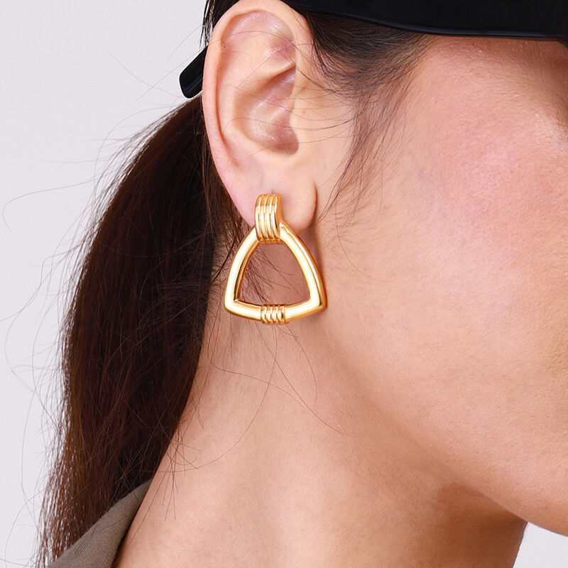 Boucles d'oreilles puces minimalistes classiques triangulaires en acier inoxydable étanche couleur or (1 paire) 2