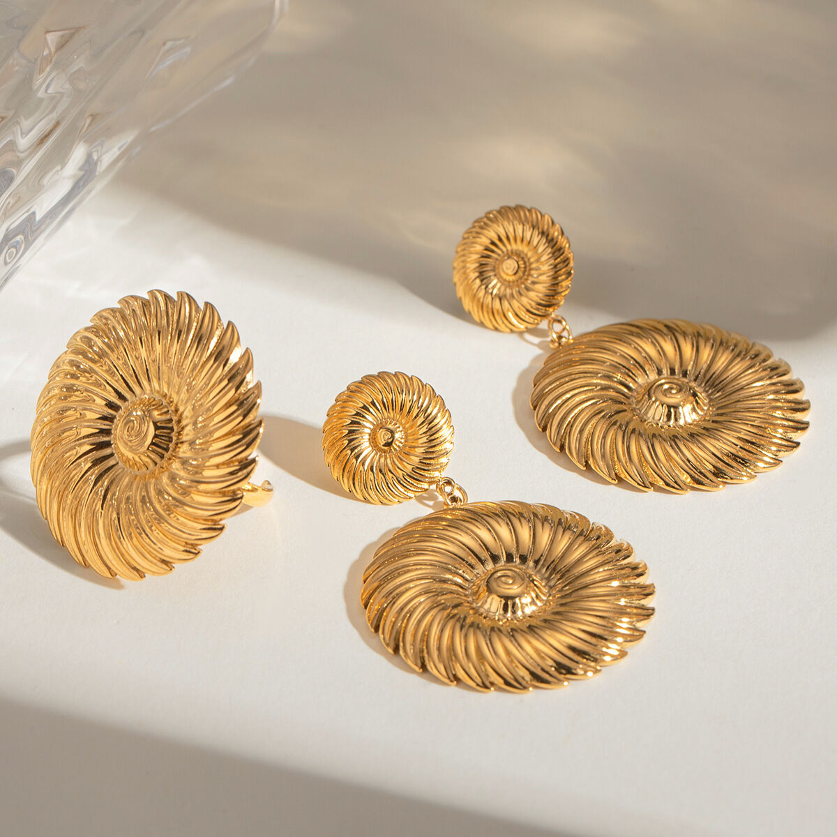 1 paio di orecchini pendenti da donna in acciaio inossidabile placcato oro , serie classica, con fiori retrò Immagine2