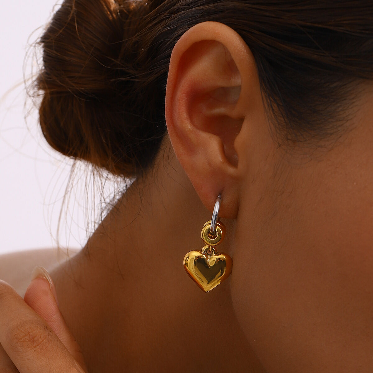 1 Paar asymmetrische Herzquasten-Ohrhänger aus Edelstahl, wasserfest, in Gold und Silber, schlichte Serie, für Damen. h5 Bild3