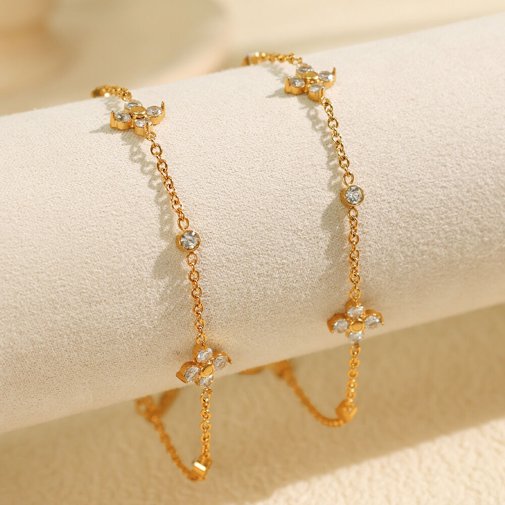 1 pezzo semplice serie semplice fiore acciaio inossidabile placcato oro 18K zircone donne braccialetti con ciondolo Immagine4