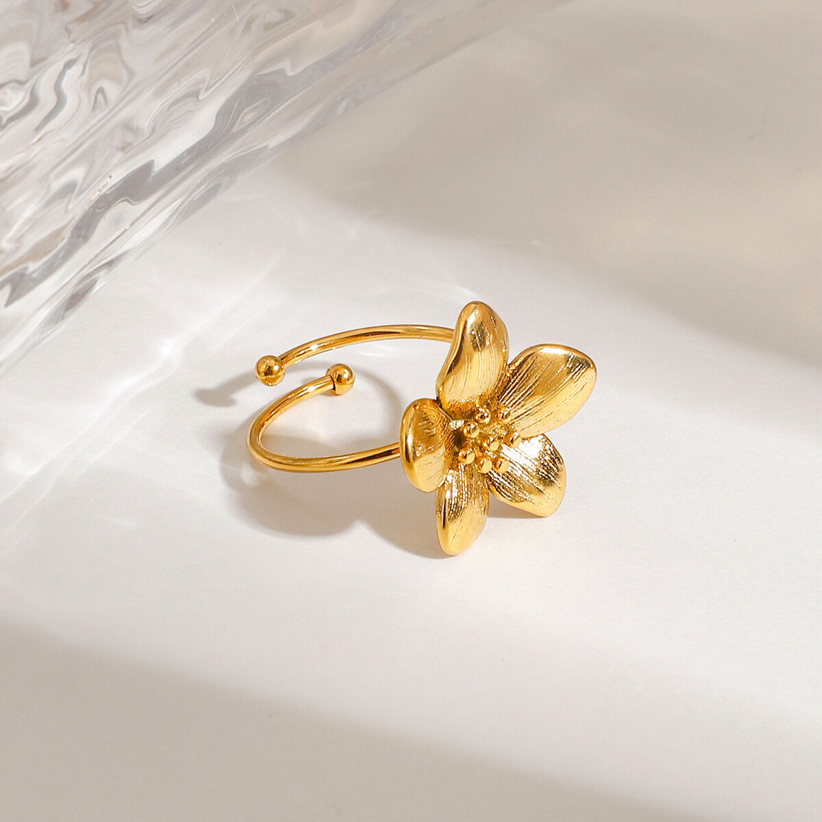 Bague ajustable pour femme, collection romantique, élégante et délicate, en acier inoxydable doré, étanche, ornée d'une fleur.