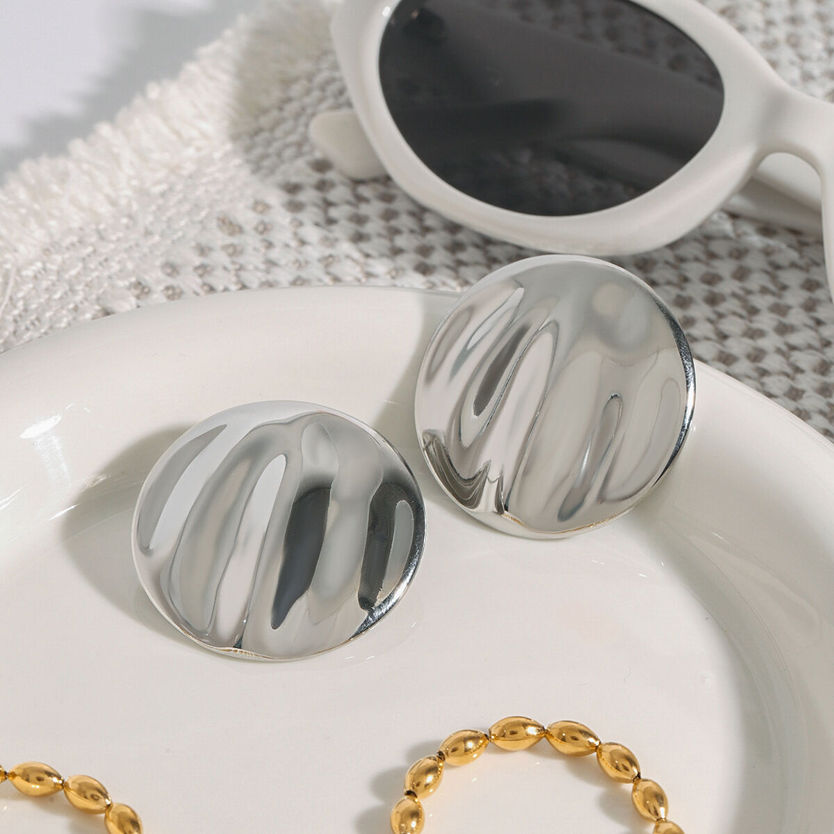 1 paio di orecchini a bottone da donna in acciaio inossidabile color oro con motivo a increspature dell'acqua, serie minimalista Immagine11