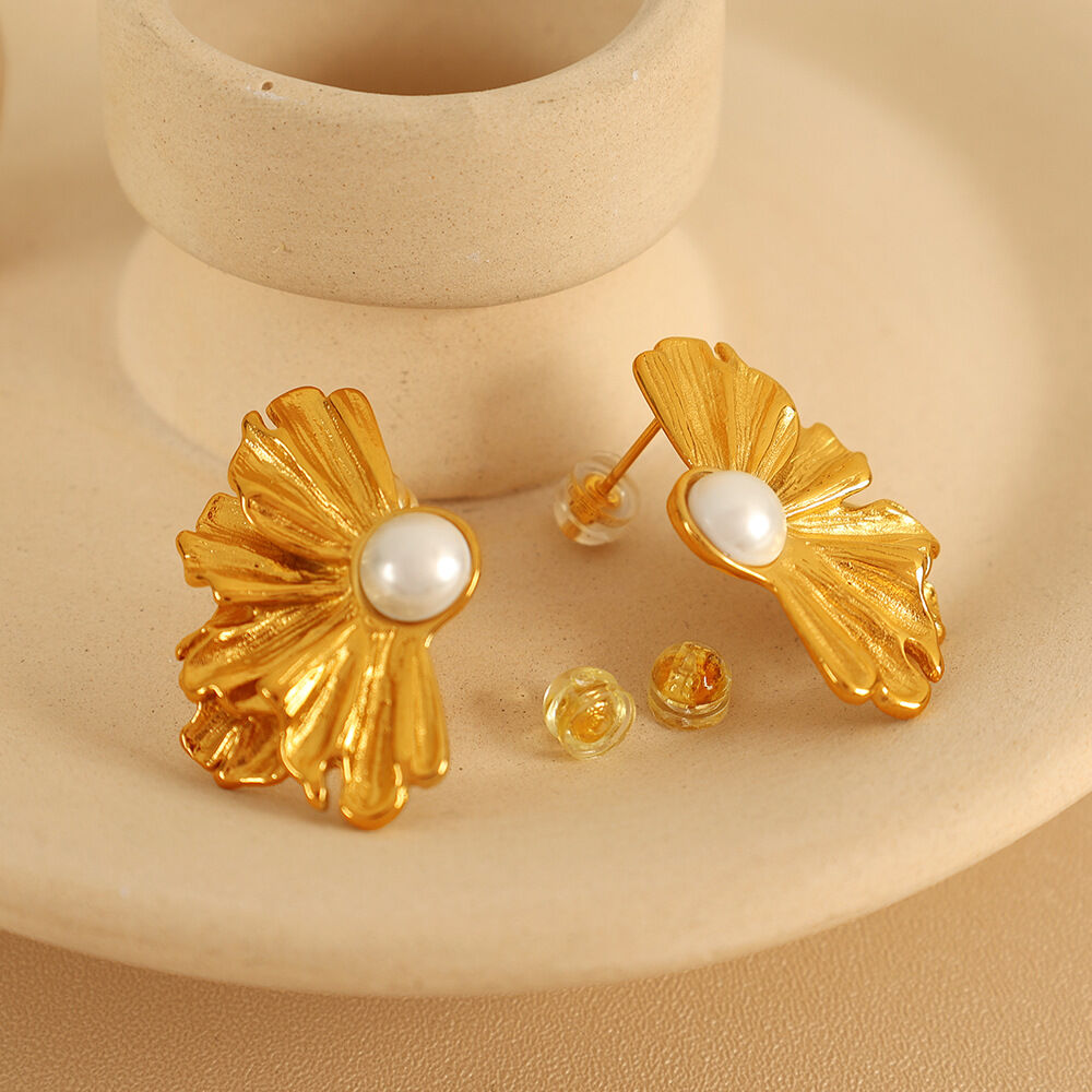 1 paire de boucles d'oreilles à tige en acier titane plaqué or avec fleur élégante et perles artificielles pour femmes h5Image3