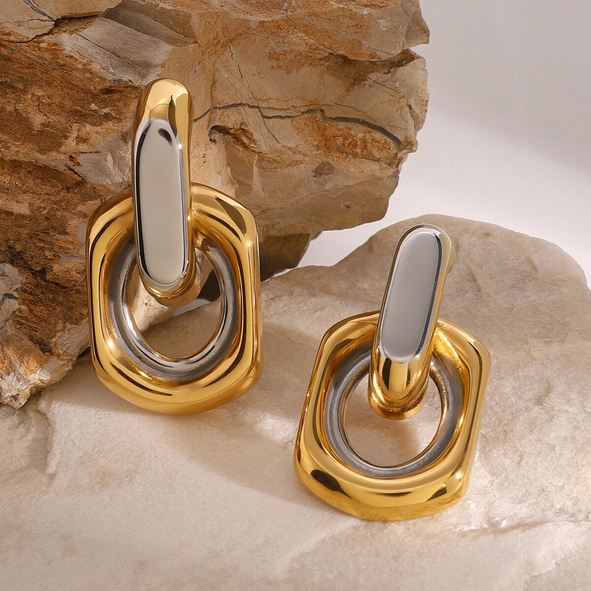 1 par de aretes de botón de acero inoxidable chapados en oro de 18 quilates con diseño geométrico informal de serie simple para mujer 2